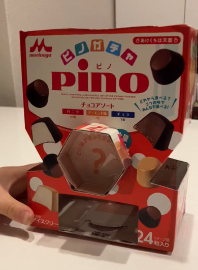 10歳の男の子が「ピノ」の箱でガチャガチャを作成