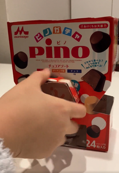 10歳の男の子が「ピノ」の箱でガチャガチャを作成