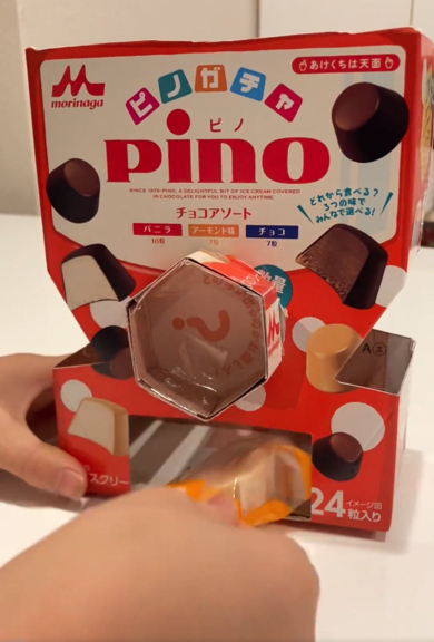 10歳の男の子が「ピノ」の箱でガチャガチャを作成