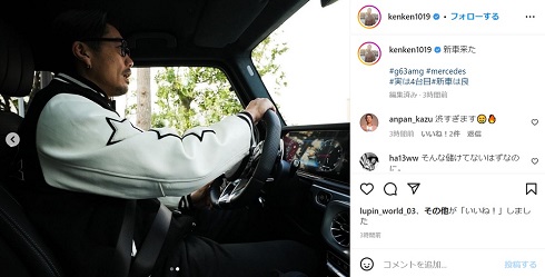 新車を運転する金子賢