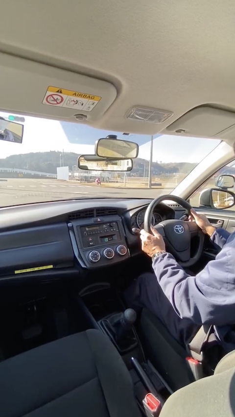 烏山自動車学校 自動車教習所 正しい姿勢 悪い姿勢 見本 お手本 左折