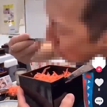 牛丼チェーン店「吉野家」店舗で、利用客が卓上に置かれた容器から直接紅しょうがを食べる動画が拡散