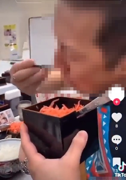牛丼チェーン店「吉野家」店舗で、利用客が卓上に置かれた容器から直接紅しょうがを食べる動画が拡散