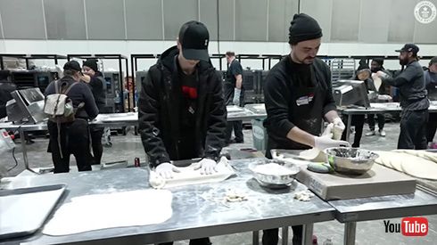 世界最大のピザがギネス記録認定！　想像できないほどのデカさで2012年から続く世界記録を更新