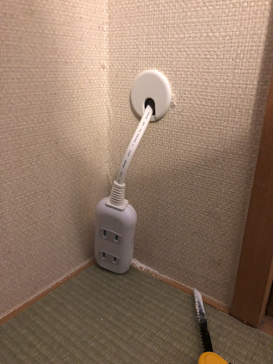 壁コンセントの裏側にテーブルタップがある