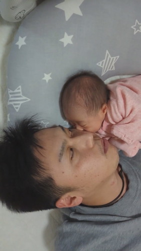 「搾乳待ちの父と娘」