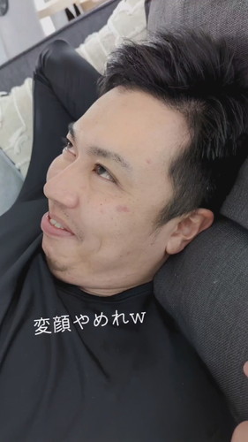 「搾乳待ちの父と娘」
