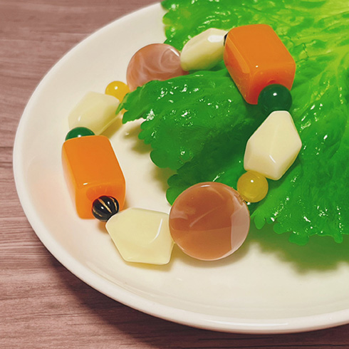 【面白】手作りのポテトサラダブレスレットがかわいい　「おいしそうでかわいい」「色合いも形も可愛すぎる」と話題に