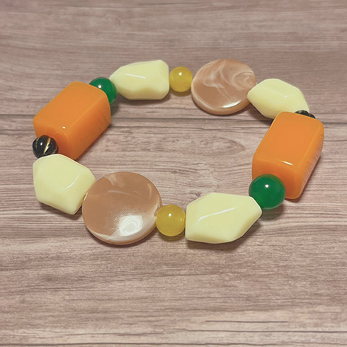 【面白】手作りのポテトサラダブレスレットがかわいい　「おいしそうでかわいい」「色合いも形も可愛すぎる」と話題に