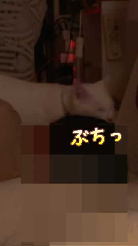 寝ているパパの髪をむしる猫