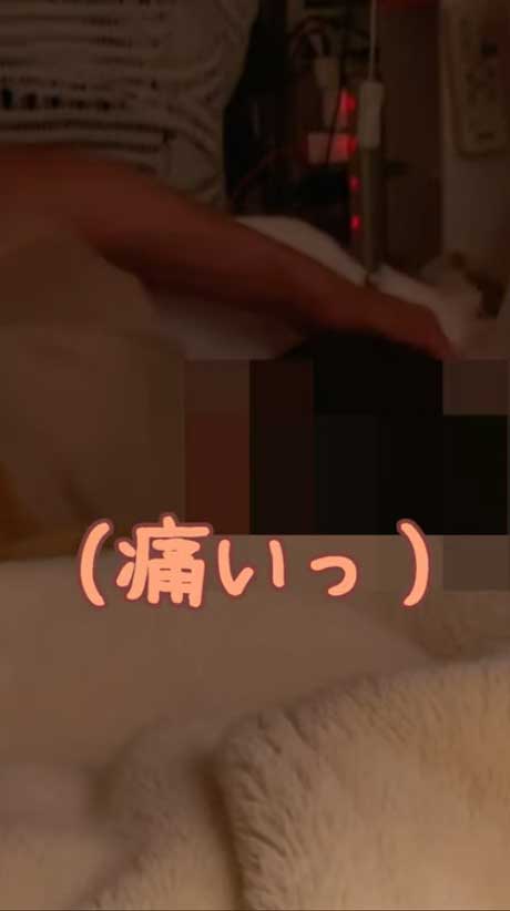 寝ているパパの髪をむしる猫