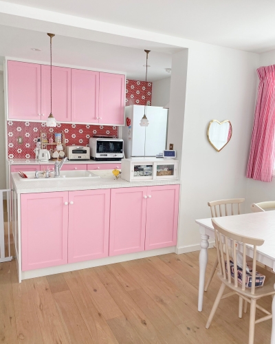 ピンクを基調としたキッチン