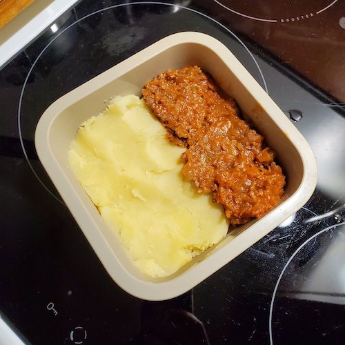 マッシュポテトとミートソースのランチの写真