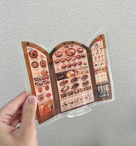 びっくりドンキーのメニュー表のアクスタの写真