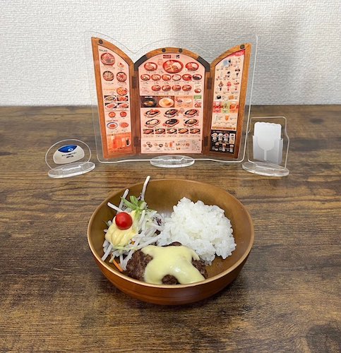 びっくりドンキーのメニュー表アクスタとチーズバーグディッシュの写真