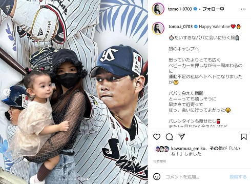 夫・高橋奎二の絵の前で娘と一緒の板野友美