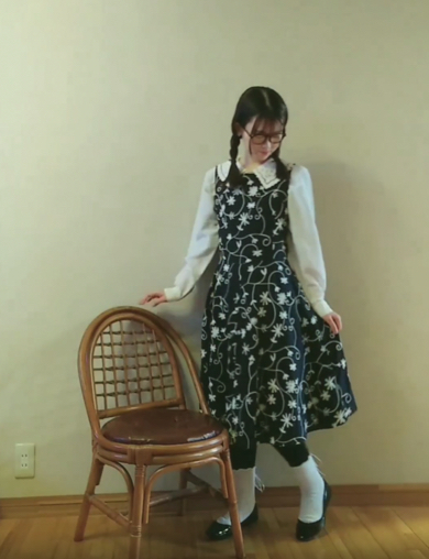 おばあちゃんのブラウスとワンピースでレトロコーデ