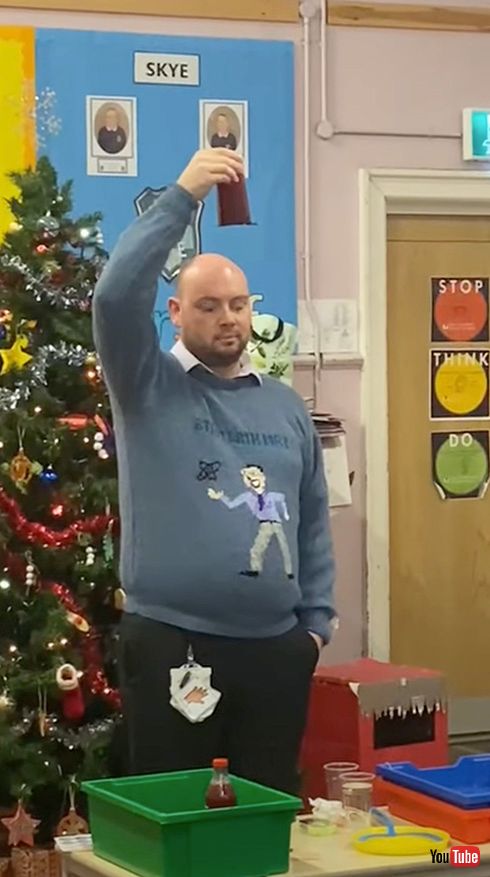 逆さまにしてもコップの液体はこぼれない実験中の悲劇　すごい……と注目する生徒の期待を裏切る結果が笑ってしまいそう