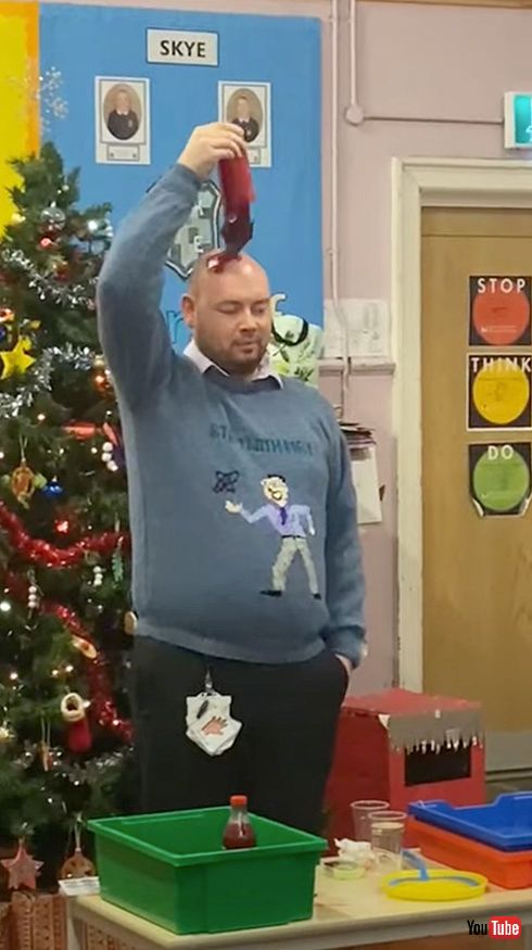 逆さまにしてもコップの液体はこぼれない実験中の悲劇　すごい……と注目する生徒の期待を裏切る結果が笑ってしまいそう