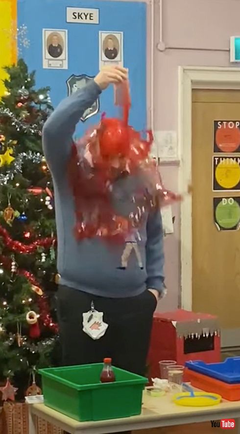 逆さまにしてもコップの液体はこぼれない実験中の悲劇　すごい……と注目する生徒の期待を裏切る結果が笑ってしまいそう