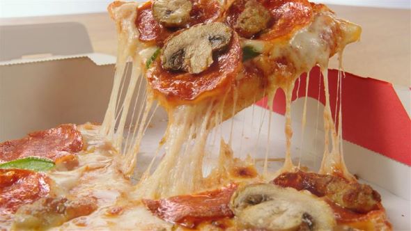 ピザを食べる女性と男性