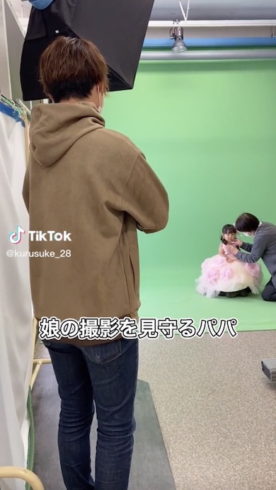 娘を見守る父の写真