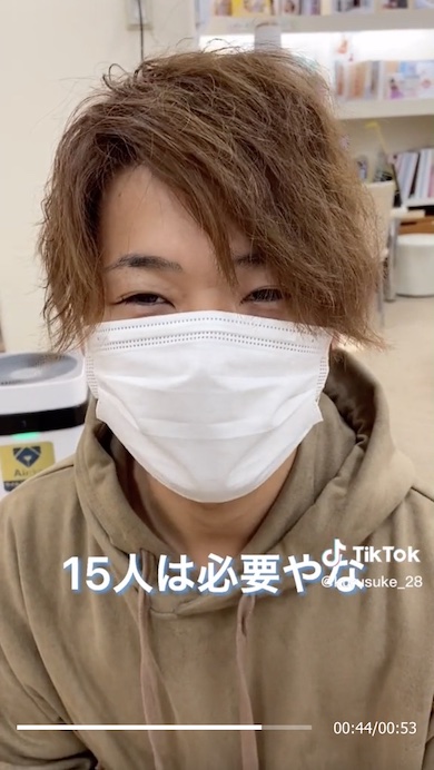 娘を心配する父親の写真