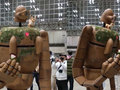 「ラピュタ」のロボット兵、ワンフェスに出没　一輪の花を携えて悠然と歩き会場を和ます