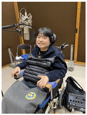 車いす姿で収録にのぞむ津久井教生