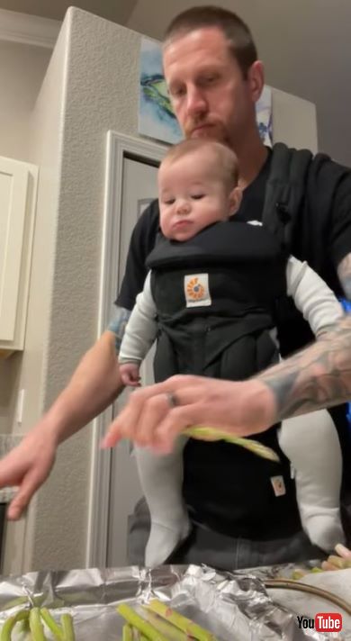 アスパラガスを折るのが楽しい赤ちゃん