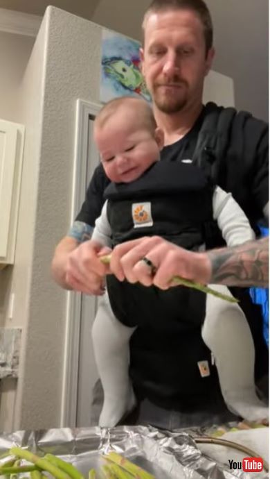 アスパラガスを折るのが楽しい赤ちゃん