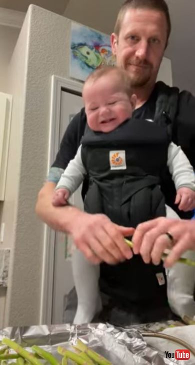 アスパラガスを折るのが楽しい赤ちゃん