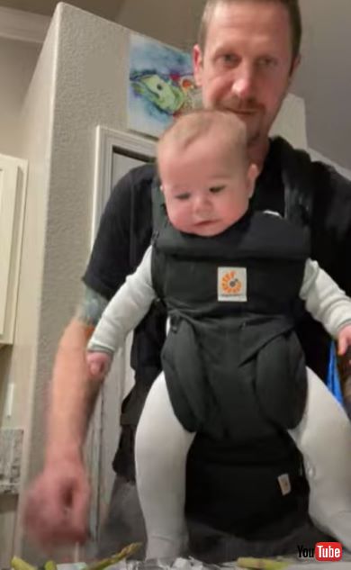 アスパラガスを折るのが楽しい赤ちゃん