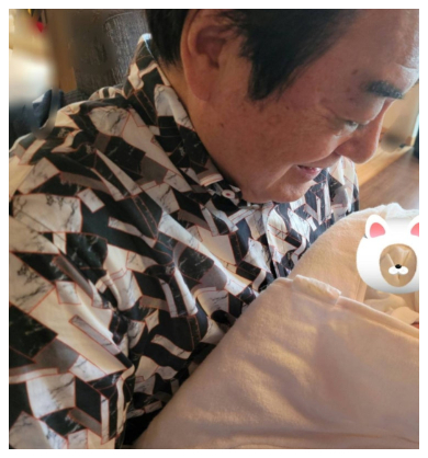 高橋真麻が2022年11月に出産した第2子長男を抱きかかえる高橋英樹