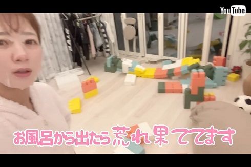 散らかったリビングを前にする辻希美