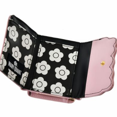 お札入れとカードポケットもしっかり備えています