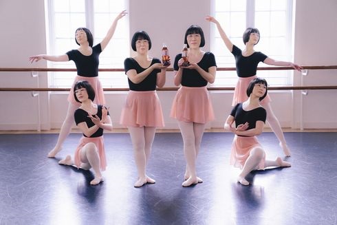 「サントリー烏龍茶」のCMに出演した阿佐ヶ谷姉妹