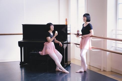 バレエのレッスンを受けている阿佐ヶ谷姉妹がピアノの前で休憩するシーン