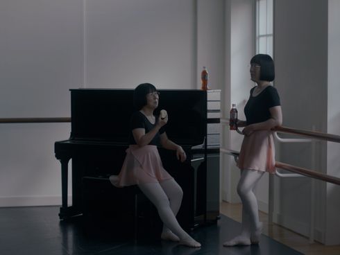 バレエのレッスンを受けている阿佐ヶ谷姉妹がピアノの前で休憩するシーン
