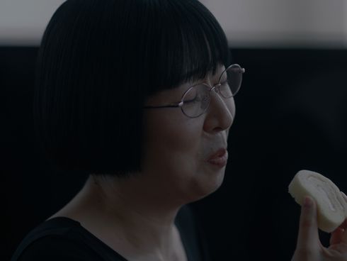 木村美穂がそっくりさんたちと一緒にお菓子を食べてしまい、渡辺江里子にたしなめられるシーン