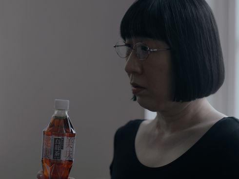 木村美穂がそっくりさんたちと一緒にお菓子を食べてしまい、渡辺江里子にたしなめられるシーン