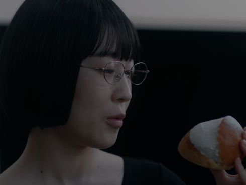 木村美穂がそっくりさんたちと一緒にお菓子を食べてしまい、渡辺江里子にたしなめられるシーン