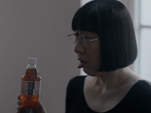 木村美穂がそっくりさんたちと一緒にお菓子を食べてしまい、渡辺江里子にたしなめられるシーン