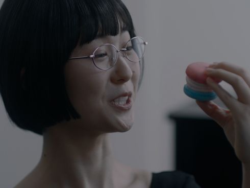 木村美穂がそっくりさんたちと一緒にお菓子を食べてしまい、渡辺江里子にたしなめられるシーン