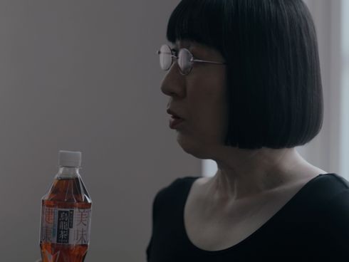 木村美穂がそっくりさんたちと一緒にお菓子を食べてしまい、渡辺江里子にたしなめられるシーン