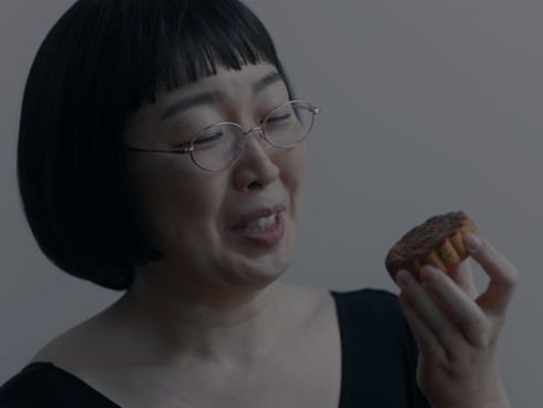 木村美穂がそっくりさんたちと一緒にお菓子を食べてしまい、渡辺江里子にたしなめられるシーン