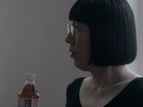 木村美穂がそっくりさんたちと一緒にお菓子を食べてしまい、渡辺江里子にたしなめられるシーン