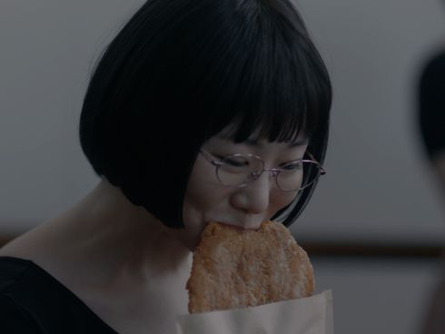 木村美穂がそっくりさんたちと一緒にお菓子を食べてしまい、渡辺江里子にたしなめられるシーン