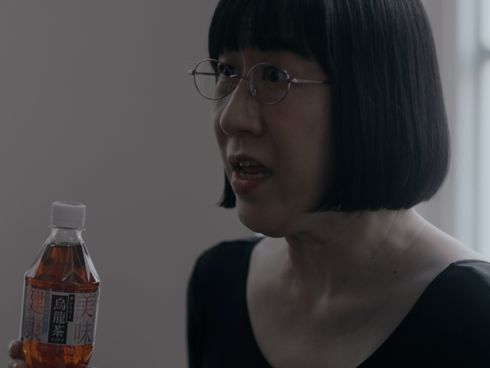 木村美穂がそっくりさんたちと一緒にお菓子を食べてしまい、渡辺江里子にたしなめられるシーン