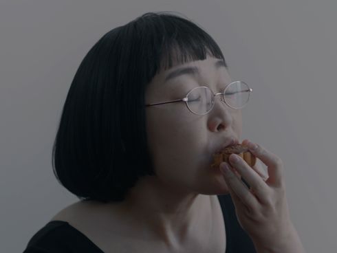 木村美穂がそっくりさんたちと一緒にお菓子を食べてしまい、渡辺江里子にたしなめられるシーン